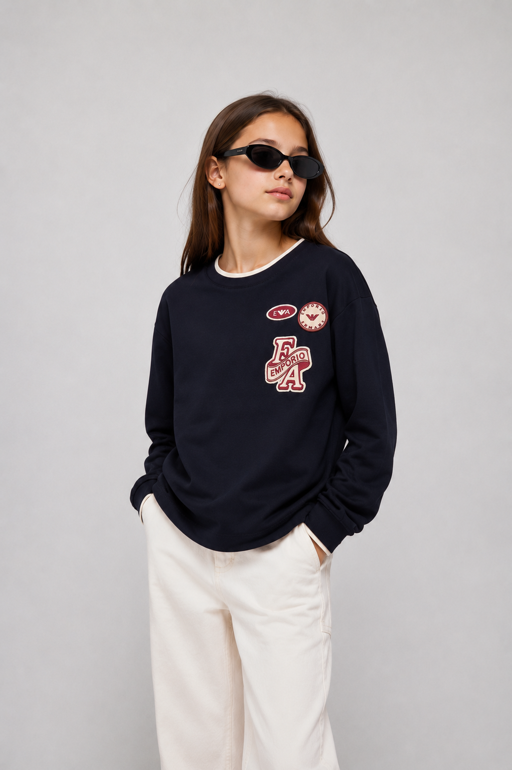 Emporio Armani Dziecięca bluza z okrągłym dekoltem z ciężkiego jerseyu z haftowanymi naszywkami - 2